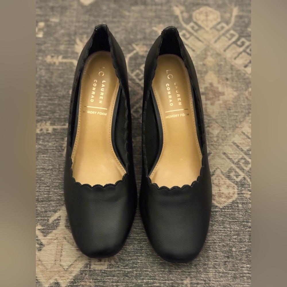 LC Lauren Conrad Black Scalloped Heels